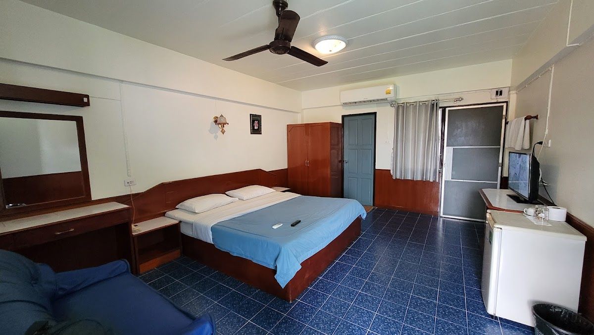 NN Apartment pool and grounds in Central Pattaya