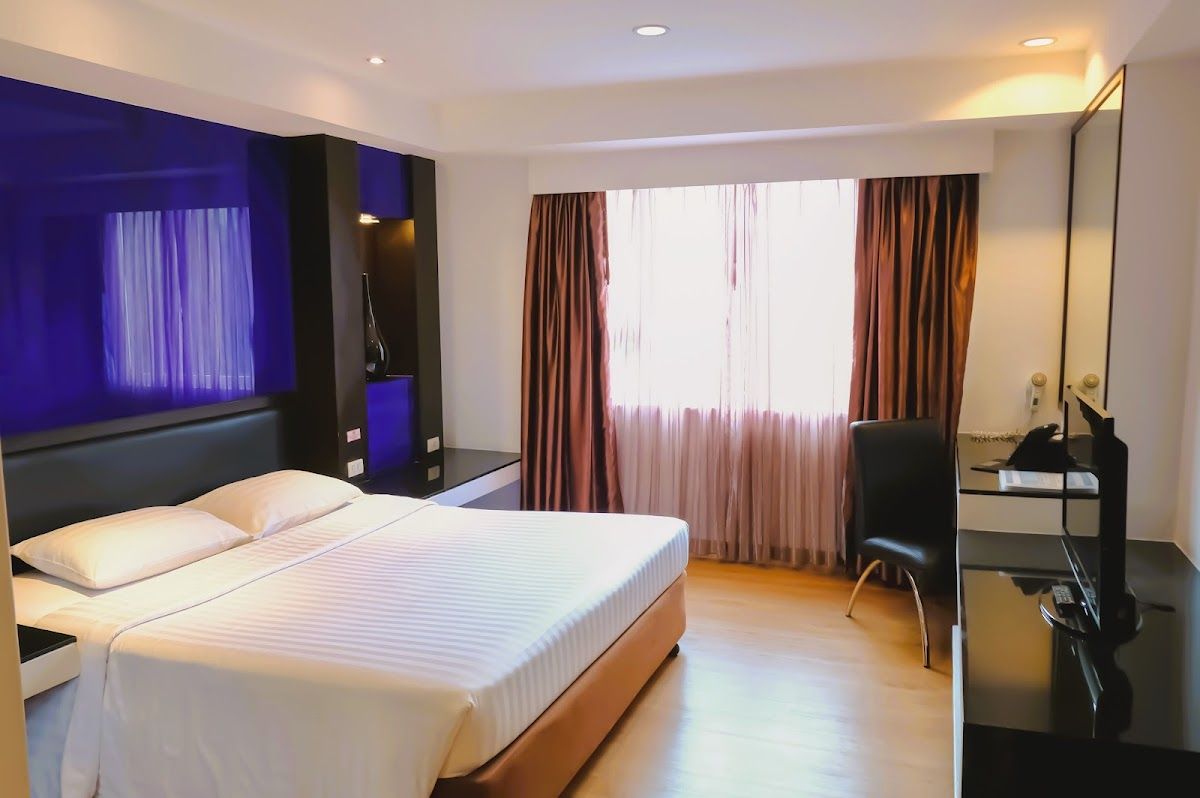 Nova Platinum Hotel pool and grounds in Central Pattaya