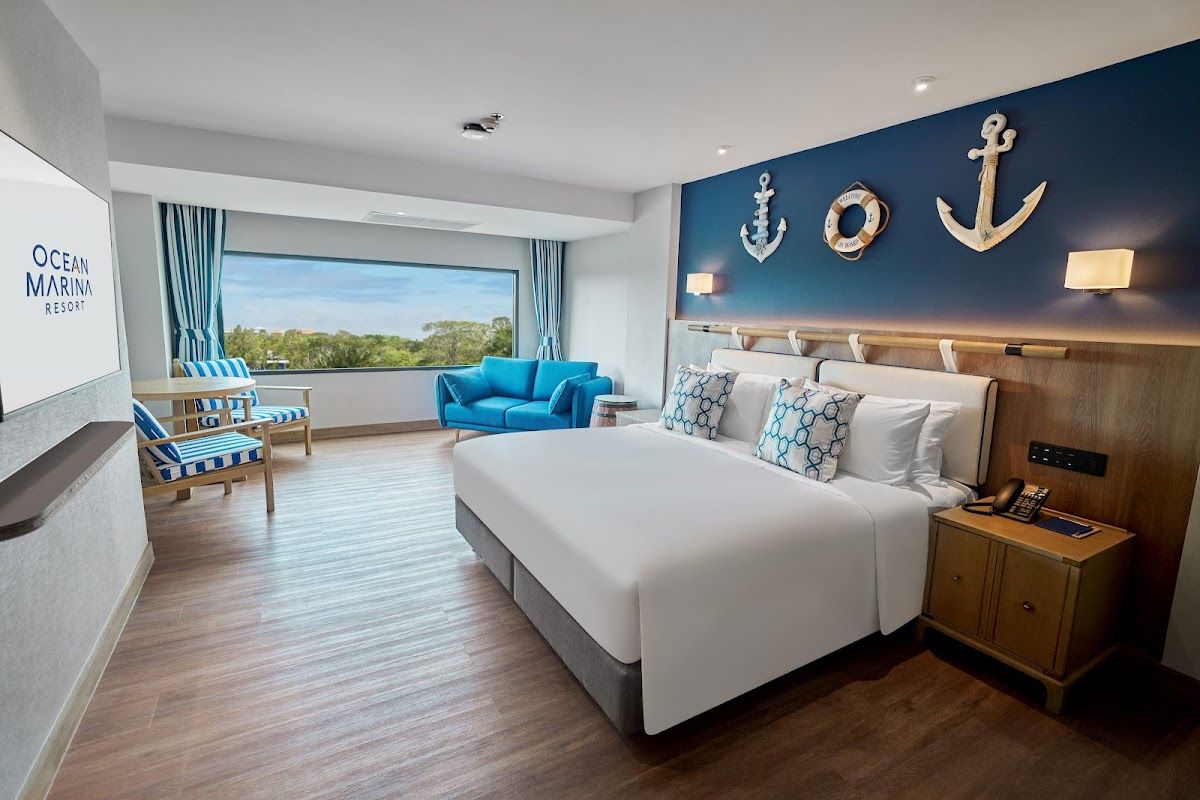 Ocean Marina Hotel Pattaya pool and grounds in Jomtien