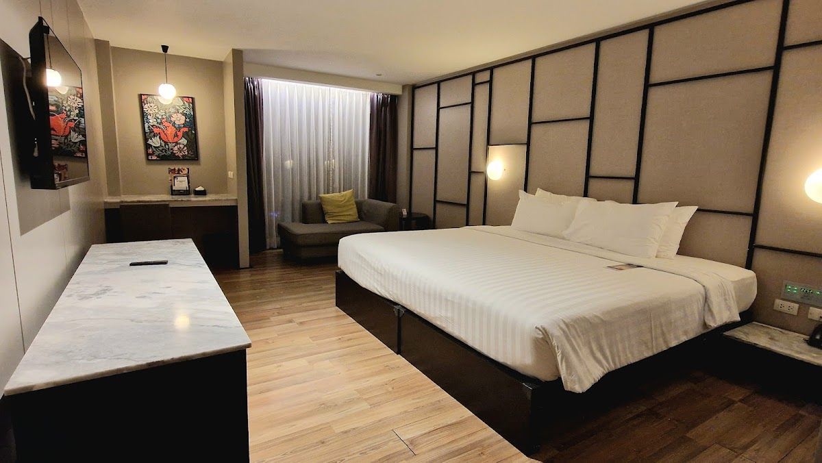 Page 10 Hotel & Restaurant pool and grounds in Central Pattaya