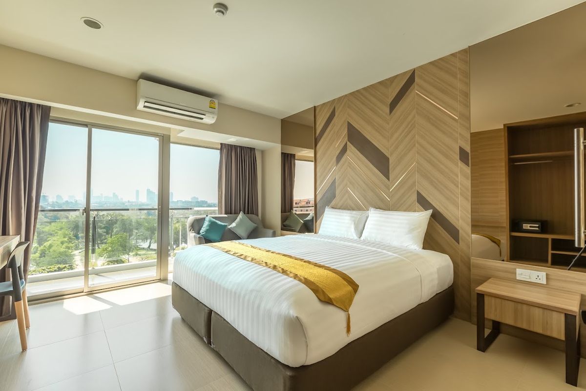 Paragon Suites Resort pool and grounds in Central Pattaya