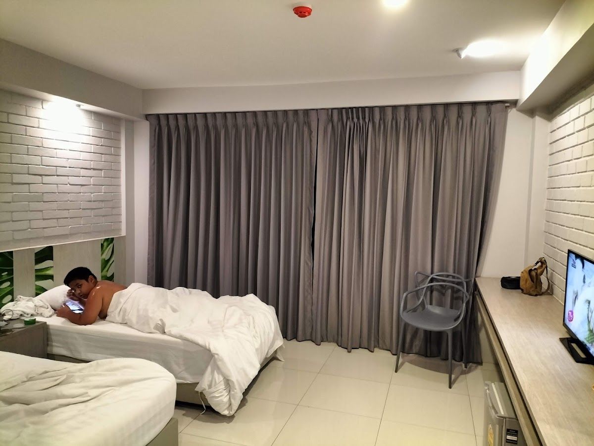 Pat Pong Resort pool and grounds in Jomtien Beach