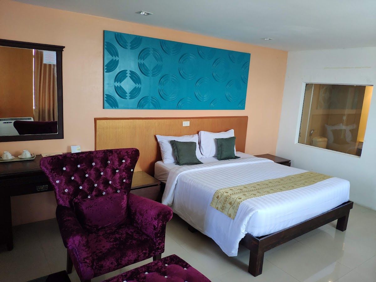 Pattaya Center Hotel pool and grounds in Central Pattaya