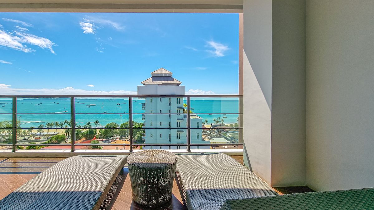 Pattaya Discovery Beach Hotel exterior in Central Pattaya