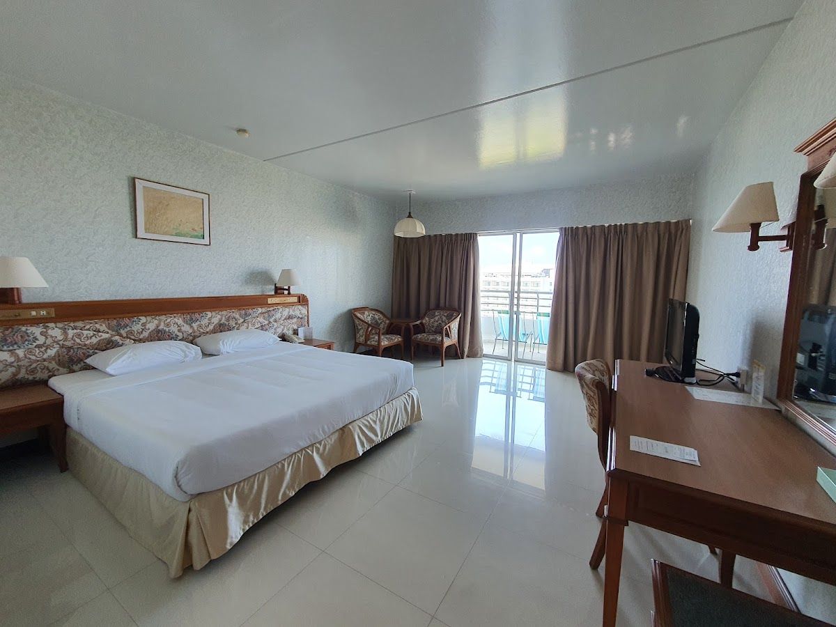 Pattaya Park Beach Resort pool and grounds in Jomtien