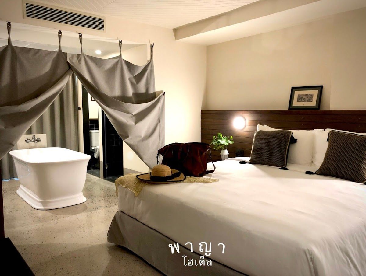 Payaa Hotel pool and grounds in Central Pattaya