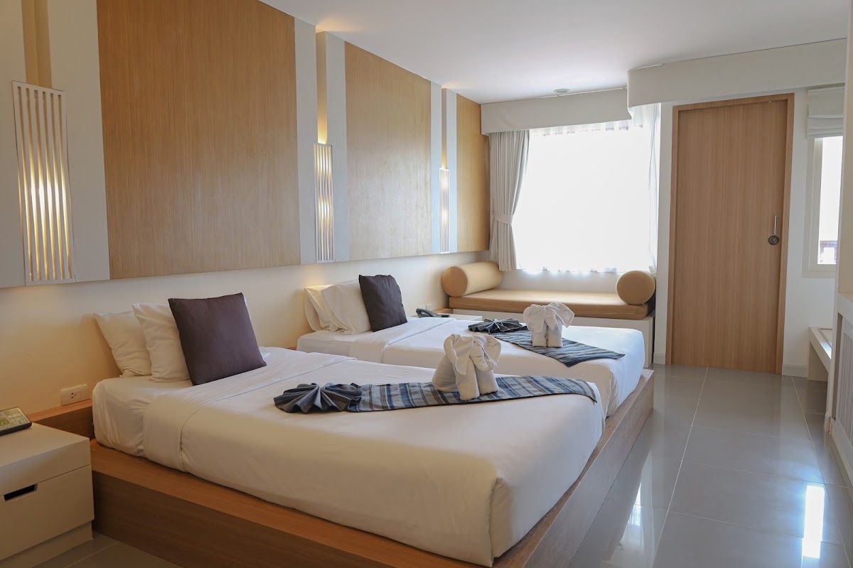 Peach Blossom Resort Jomtien pool and grounds in Jomtien