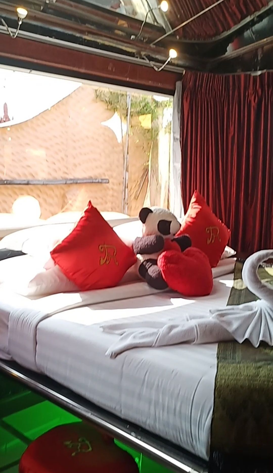Penthouse Pattaya pool and grounds in Central Pattaya