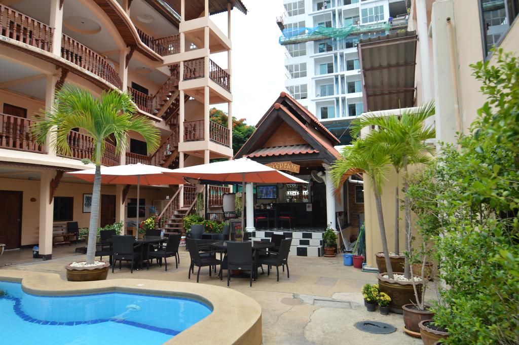 Phratamnak Inn Guesthouse exterior in Central Pattaya