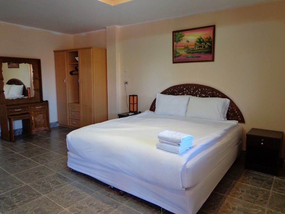 Phratamnak Inn Guesthouse pool and grounds in Central Pattaya