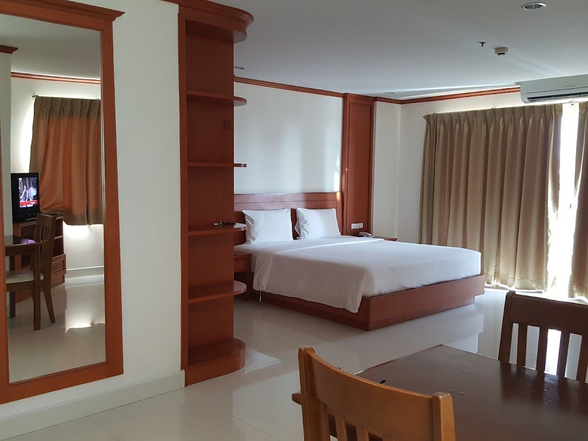 Phu View Talay Resort pool and grounds in Pratumnak Hill