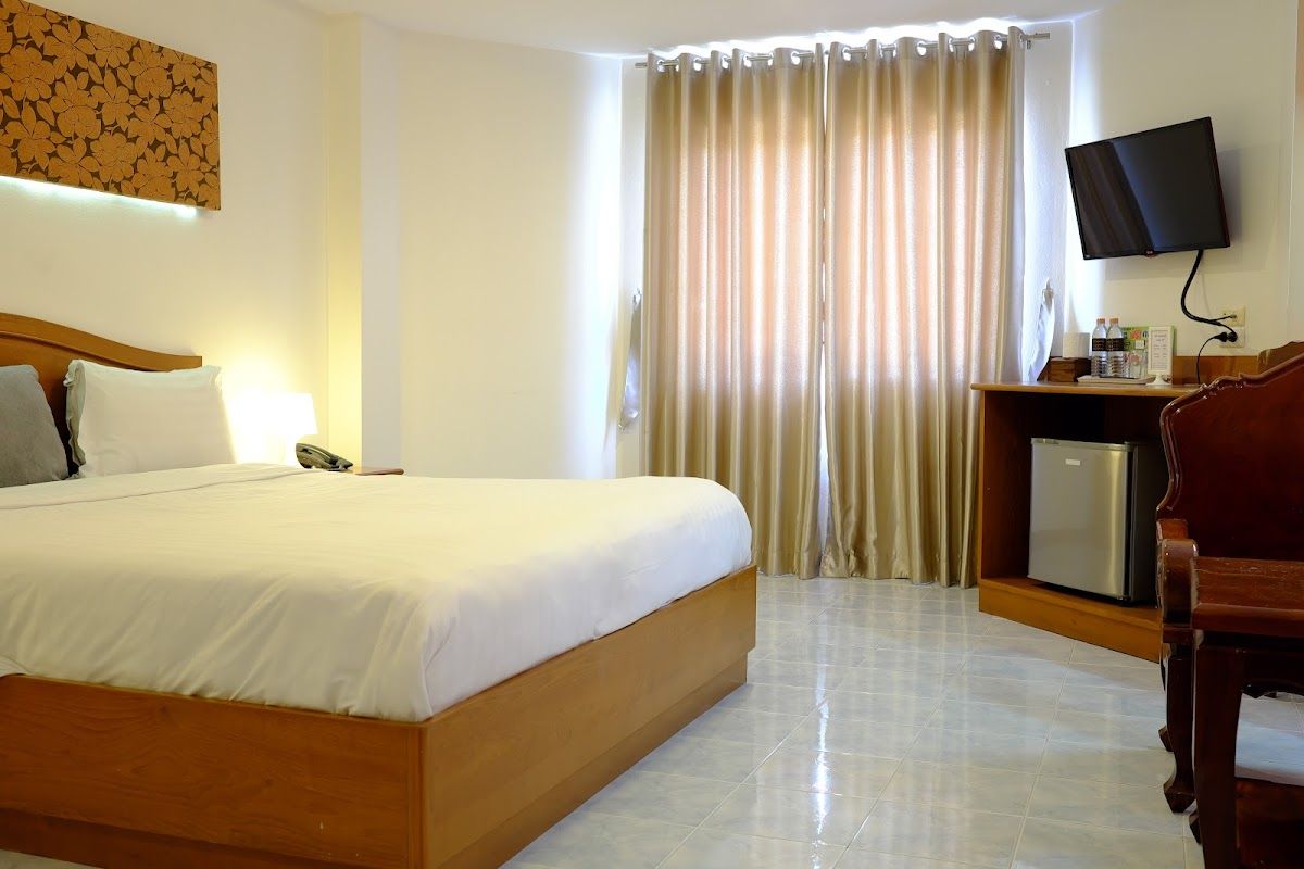 PJ Inn Pattaya pool and grounds in Central Pattaya