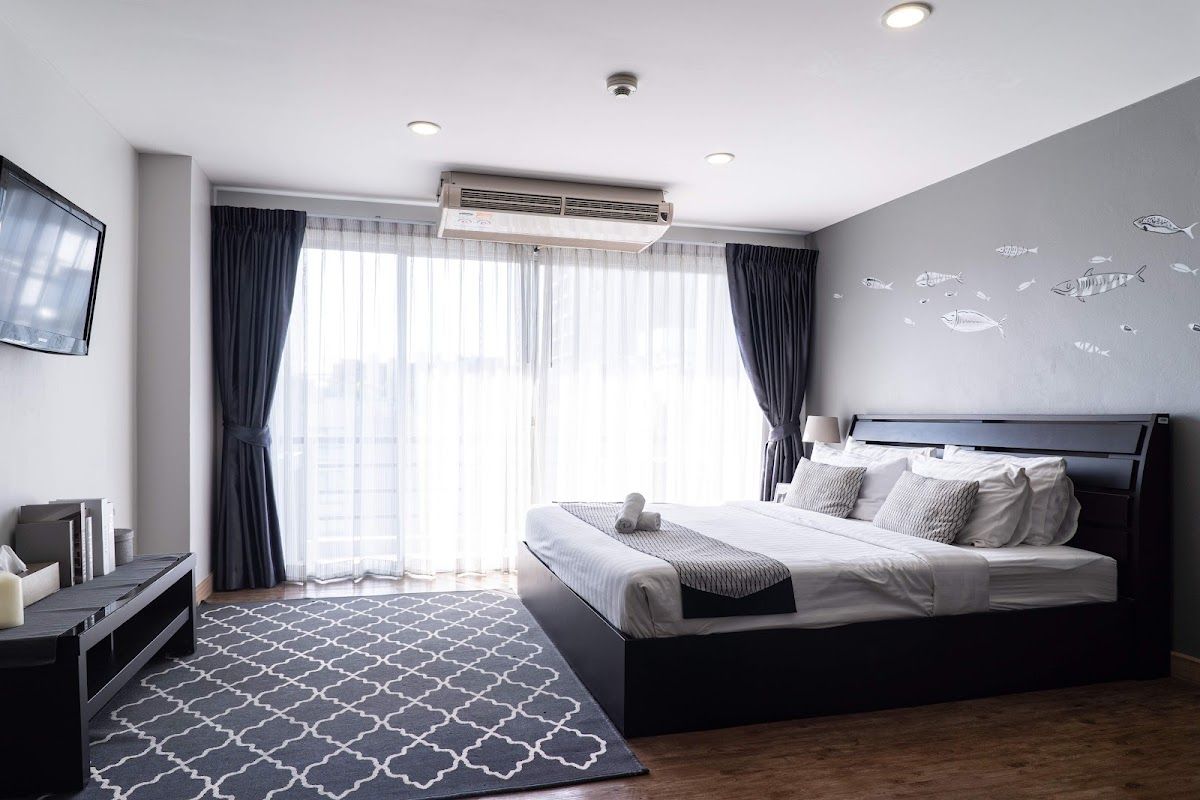 Ploen Place Residence pool and grounds in Naklua
