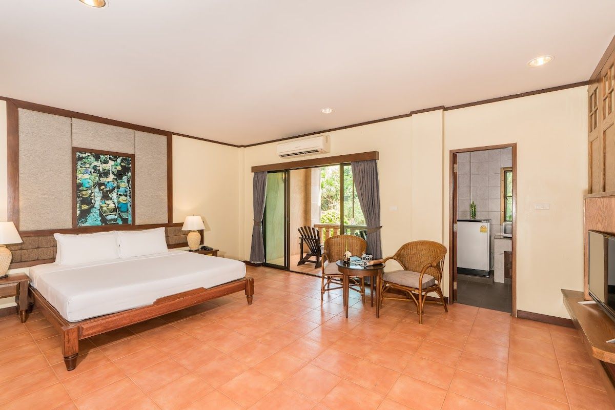 Plumeria Resort pool and grounds in Wongamat Beach