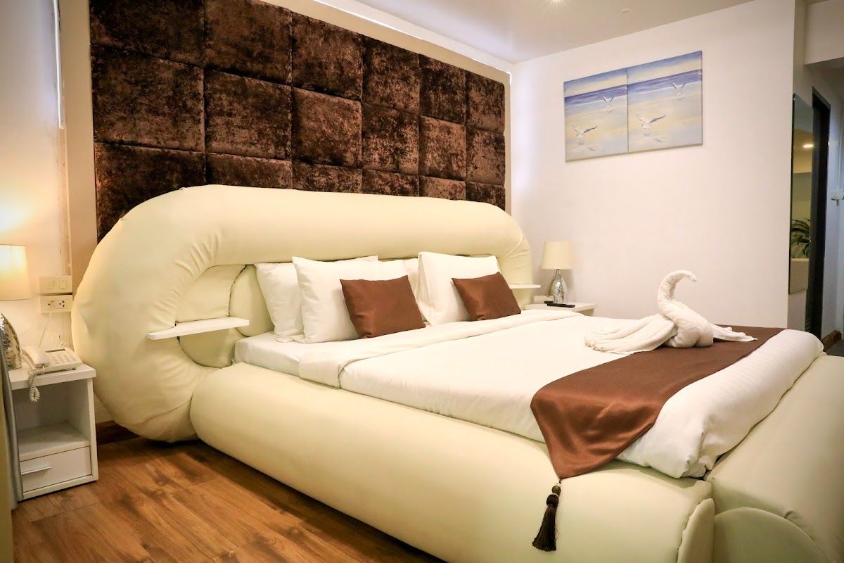 Pooh​ Beach​ ​Resort​ & Spa pool and grounds in Jomtien Beach