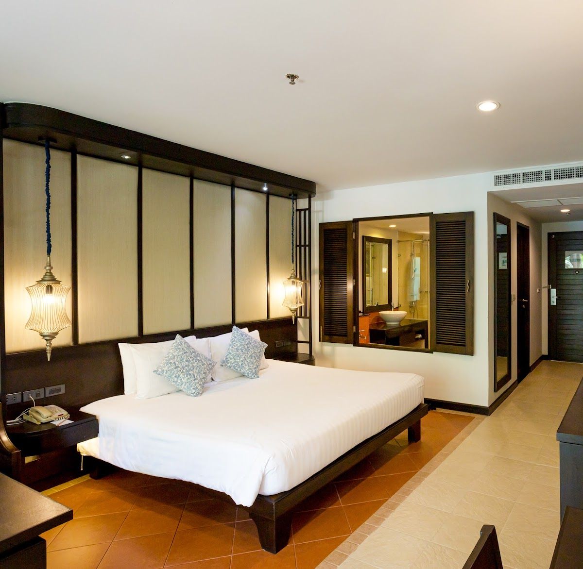Ravindra Beach Resort & Spa pool and grounds in Central Pattaya