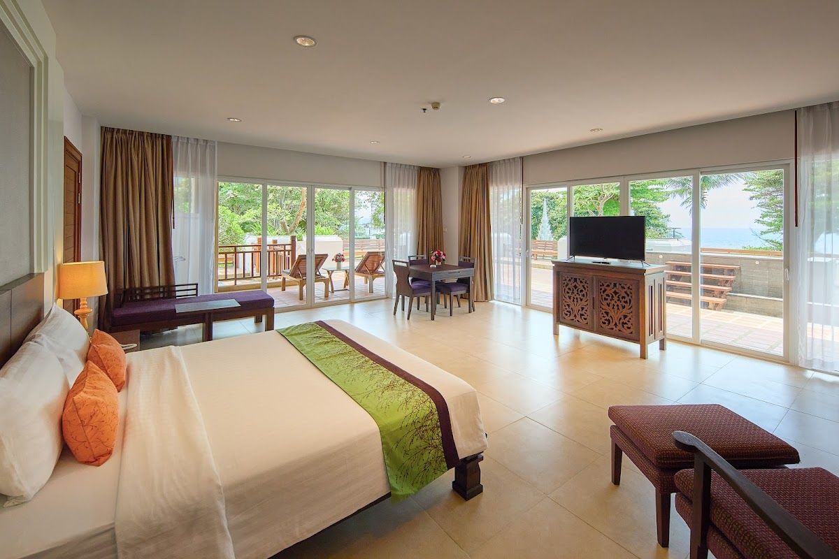 Raya Heritage Resort Pattaya pool and grounds in North Pattaya