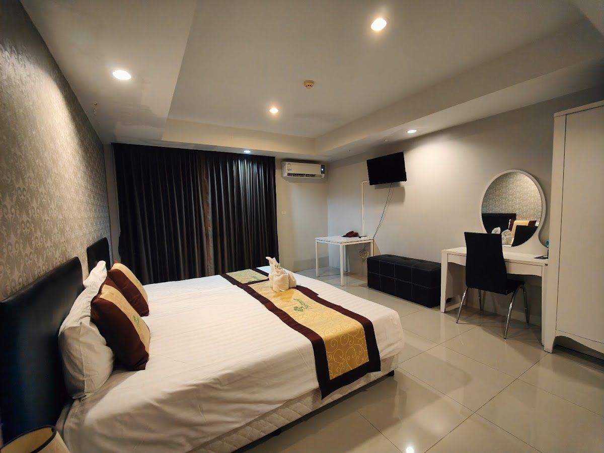 Retreat Resort Pattaya pool and grounds in Central Pattaya