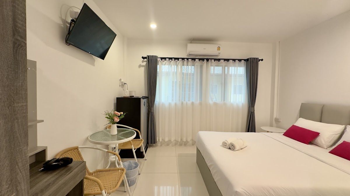 Royal Bj Hotel (Walking Street) pool and grounds in Central Pattaya