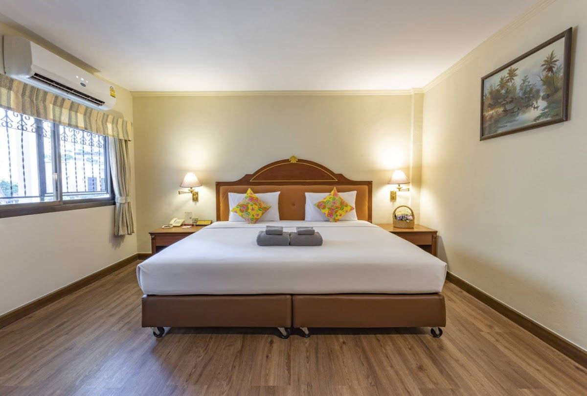 Sabai Inn Pattaya pool and grounds in Central Pattaya