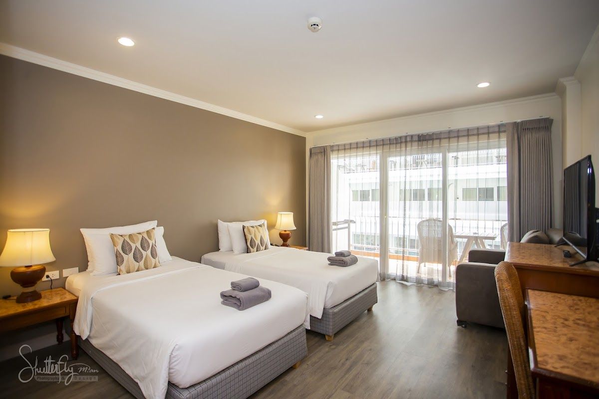 Sabai Wing Hotel pool and grounds in Naklua
