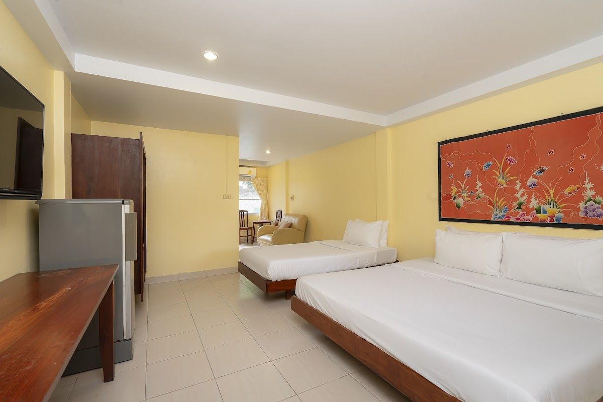 Sawasdee Place Hotel pool and grounds in Naklua