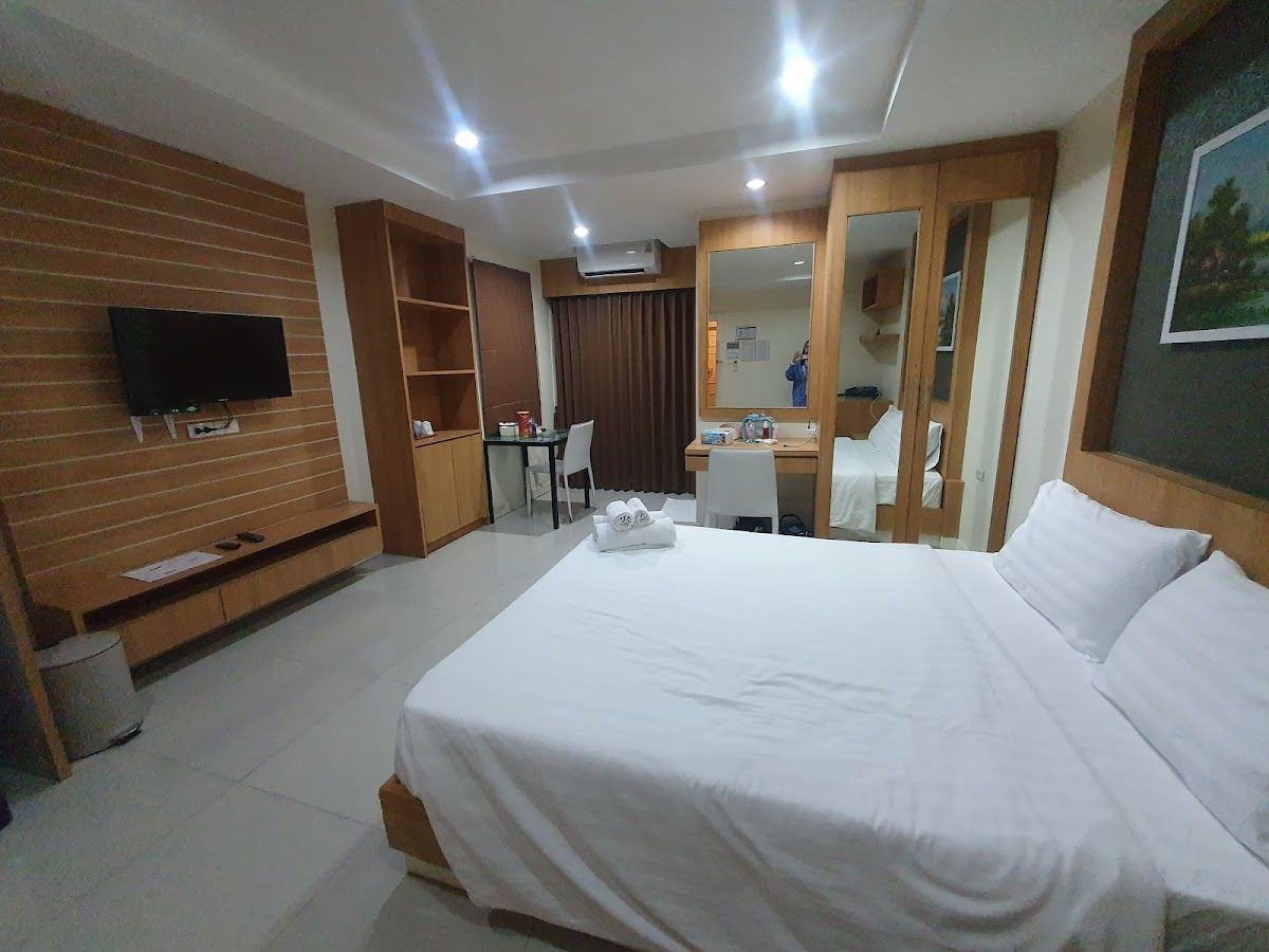Sea Hill Hotel pool and grounds in Bang Saray