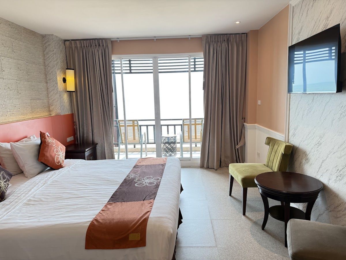 Seaside Hotel Jomtien pool and grounds in Jomtien