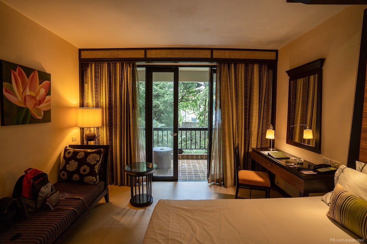 Siam Bayshore Resort Pattaya pool and grounds in South Pattaya