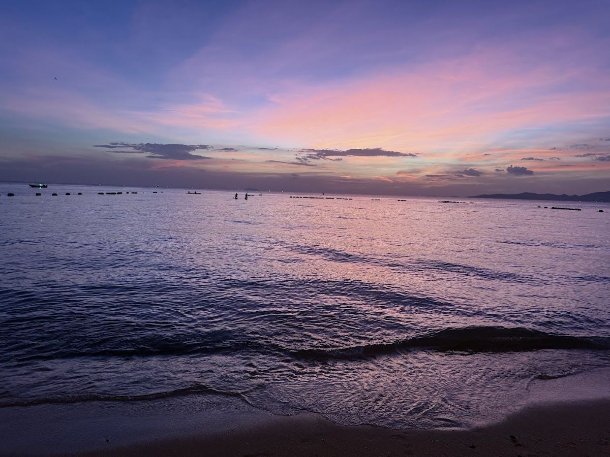 Smokers Beach Club & Cannabis Resort pool and grounds in Jomtien Beach