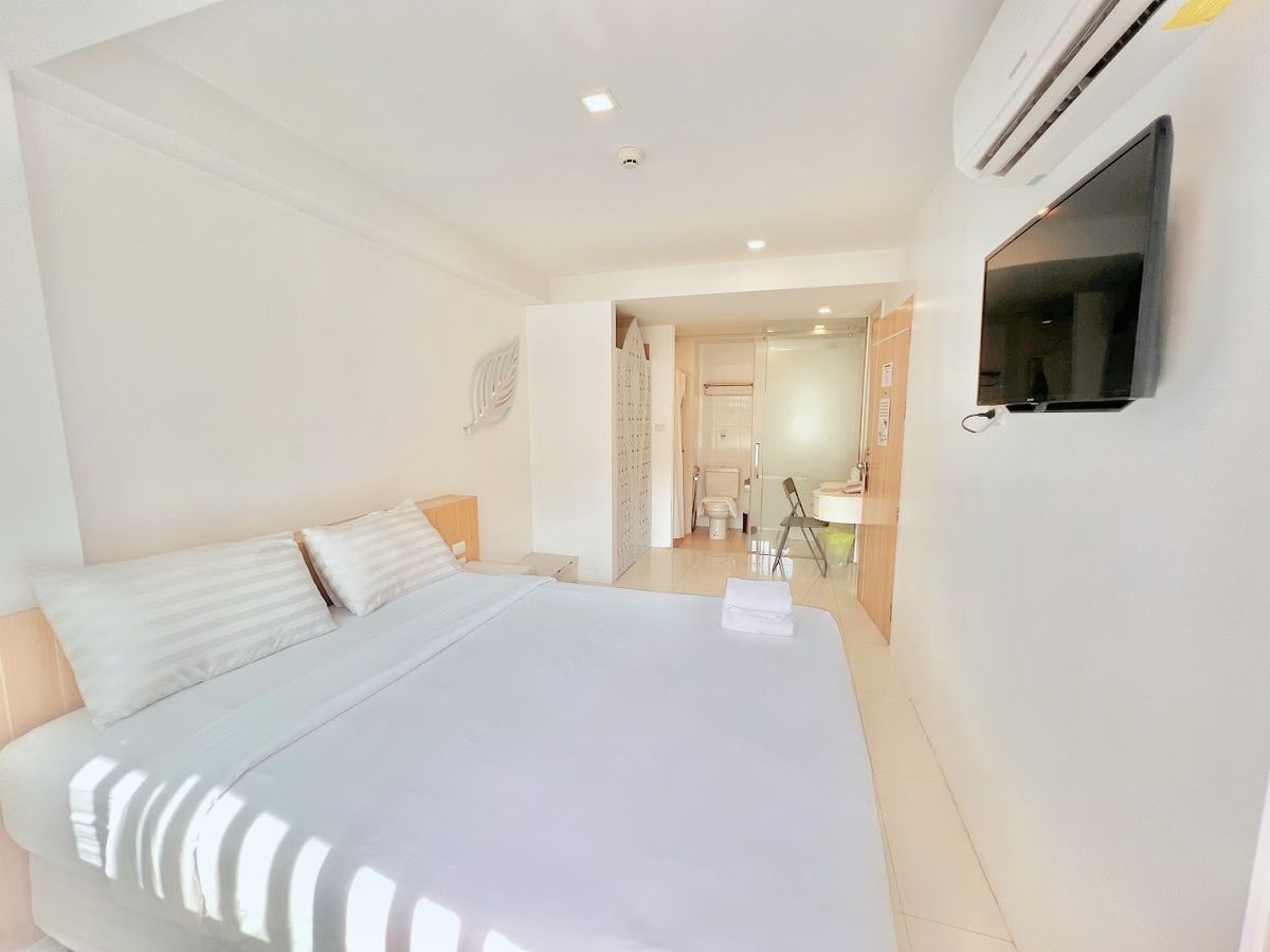 SnoozZotel pool and grounds in Central Pattaya
