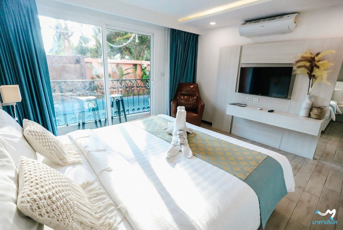 Sonia Residence pool and grounds in Jomtien Beach