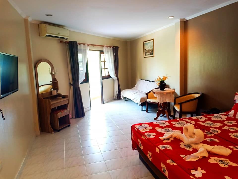 Southernstar Resort Pattaya pool and grounds in Naklua