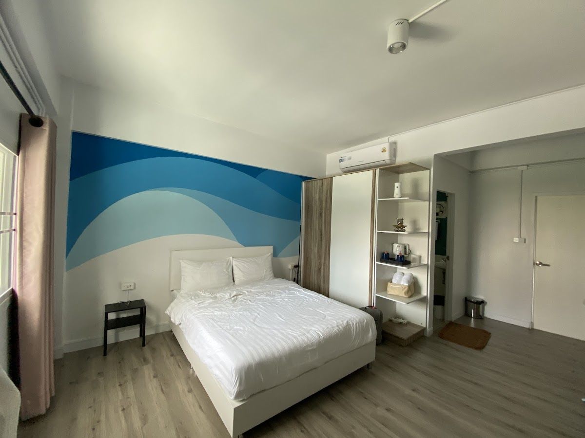 SRINN Hotel Pattaya Klang pool and grounds in Central Pattaya
