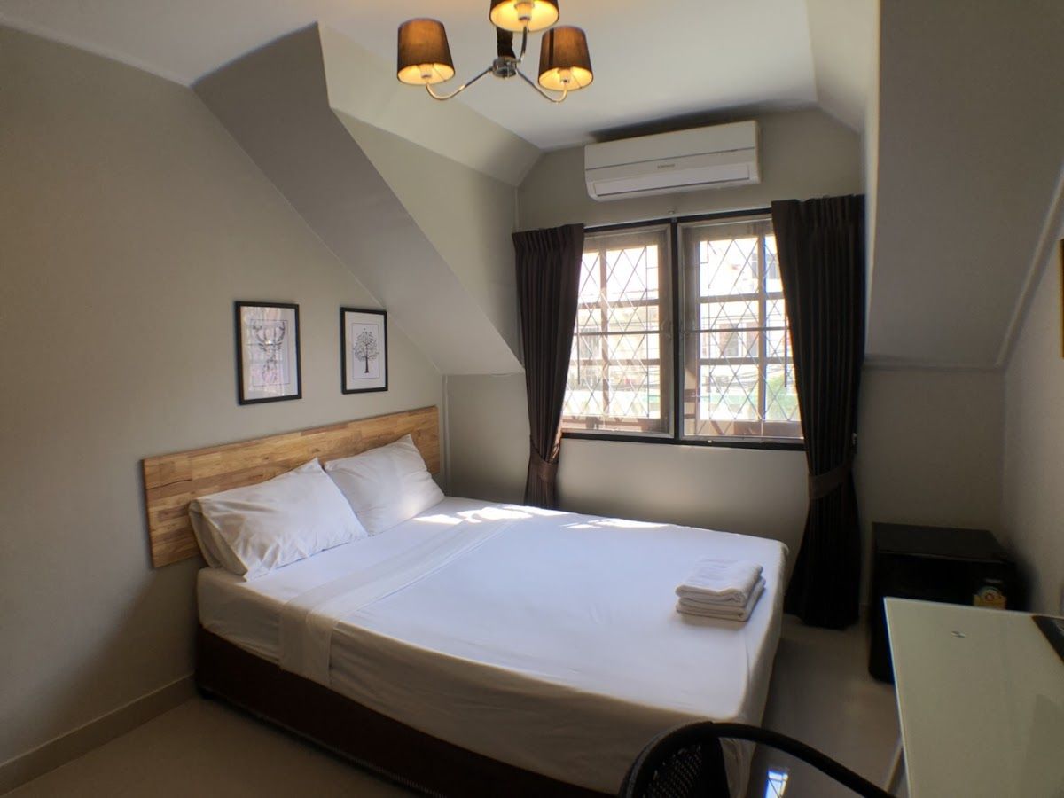 Sumalee Residence Pattaya pool and grounds in Central Pattaya