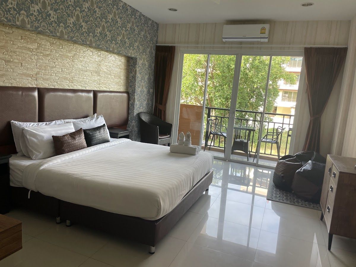 Sun Sky Resort Near Beach pool and grounds in Jomtien Beach