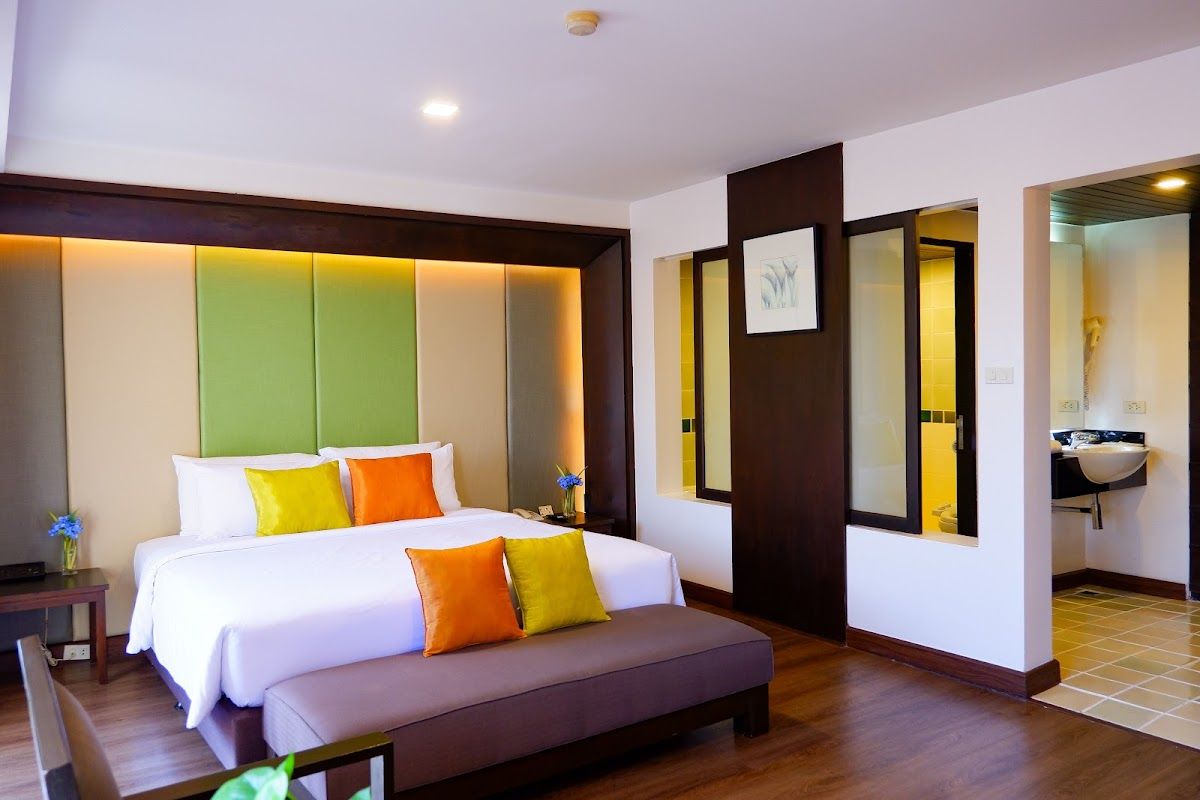 Sunbeam Hotel Pattaya pool and grounds in Central Pattaya