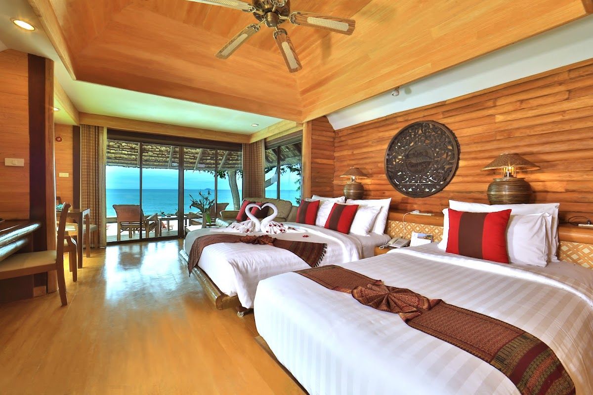 Sunset Park Resort & Spa pool and grounds in Bang Saray
