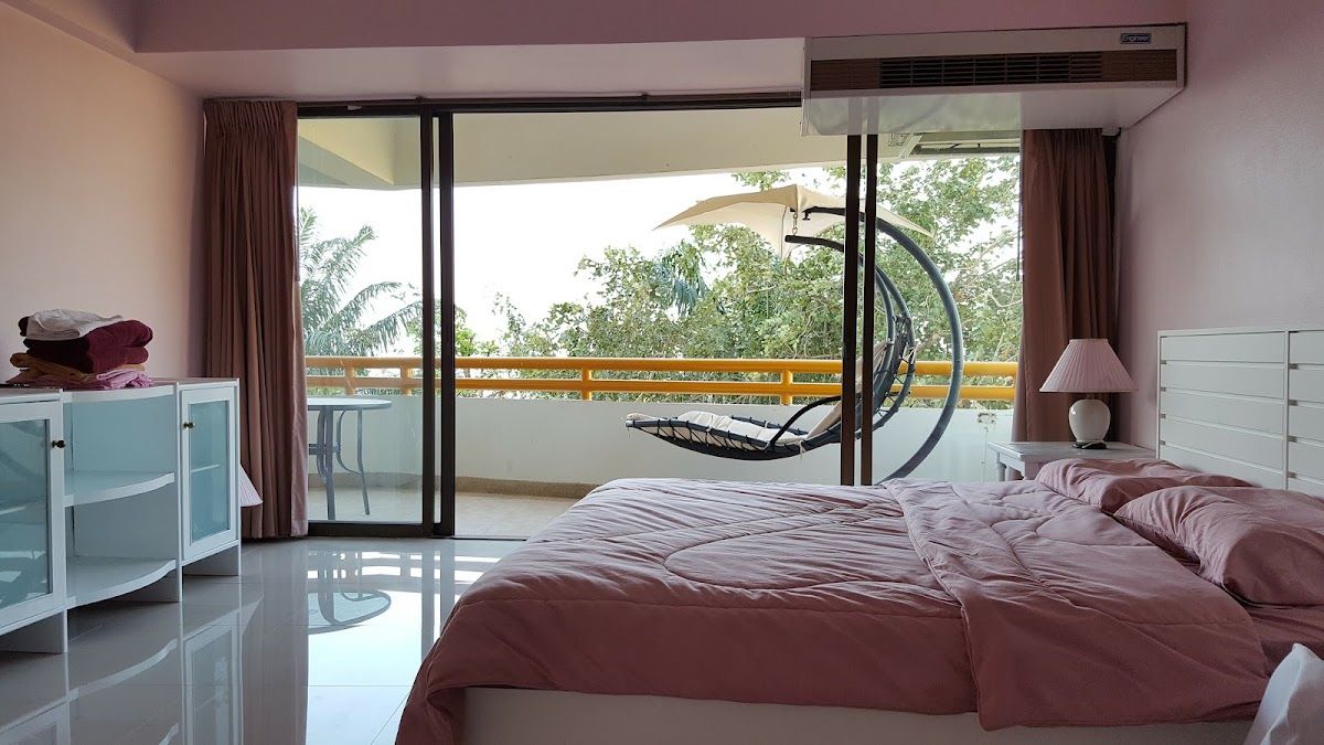 Sunshine Beach Resort Jomtien pool and grounds in Jomtien