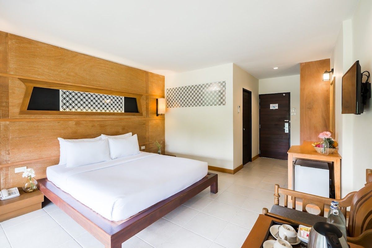 Sunshine Resort Pattaya pool and grounds in Jomtien