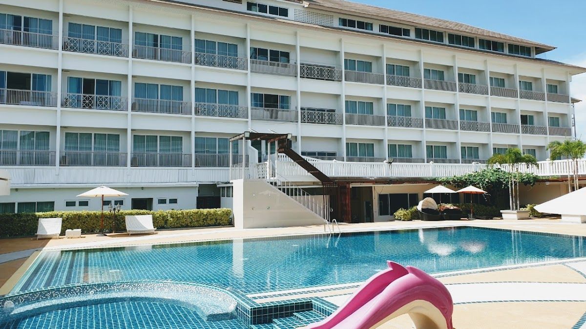 Swan Lake Hotel Sattahip exterior in Bang Saray
