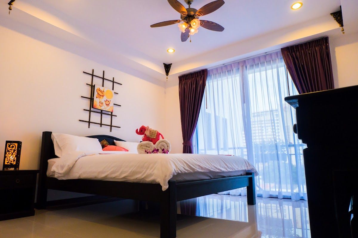 Swiss Paradise Boutique Villa : สวิส พาราไดซ์ บูติค วิลล่า pool and grounds in Naklua