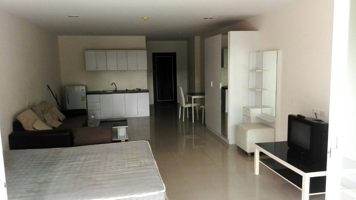 T.W. Jomtien Beach Resort pool and grounds in Jomtien Beach