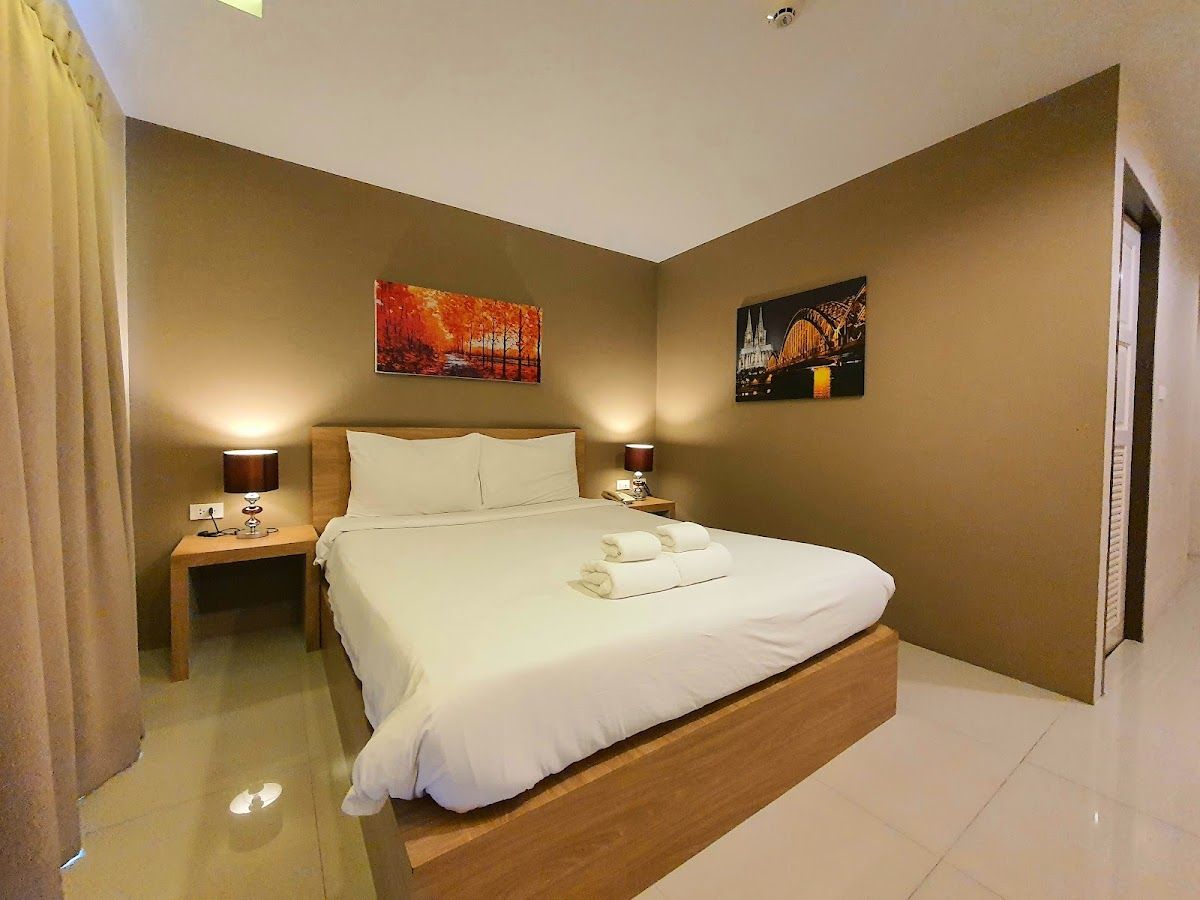 T5 Suites @ Pattaya Thailand pool and grounds in Central Pattaya
