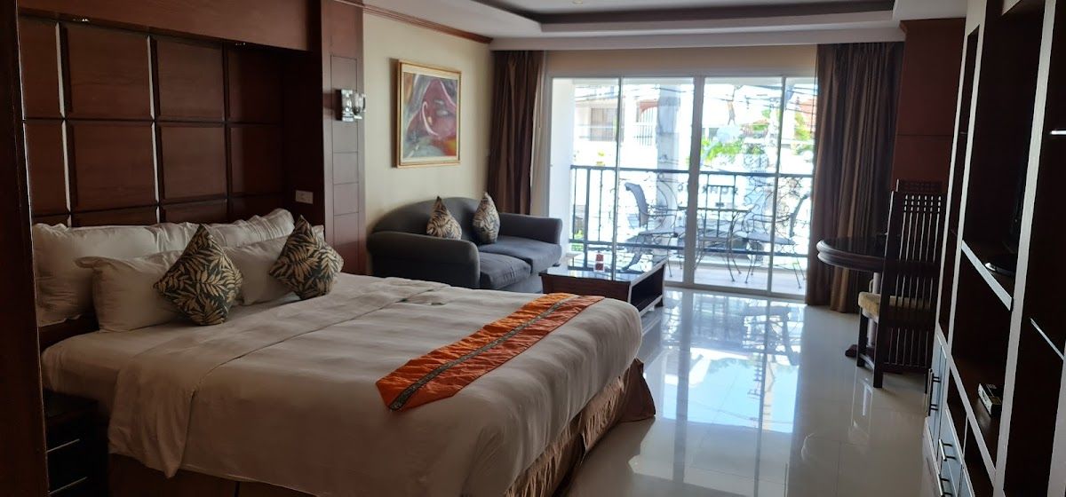 Tara Hotel Pattaya pool and grounds in Central Pattaya