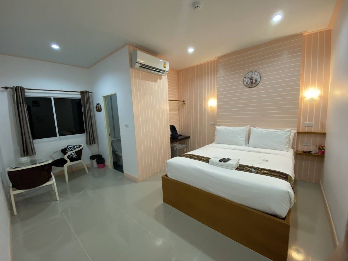 The Aam Resort (ดิแอม รีสอร์ท) pool and grounds in Bang Saray