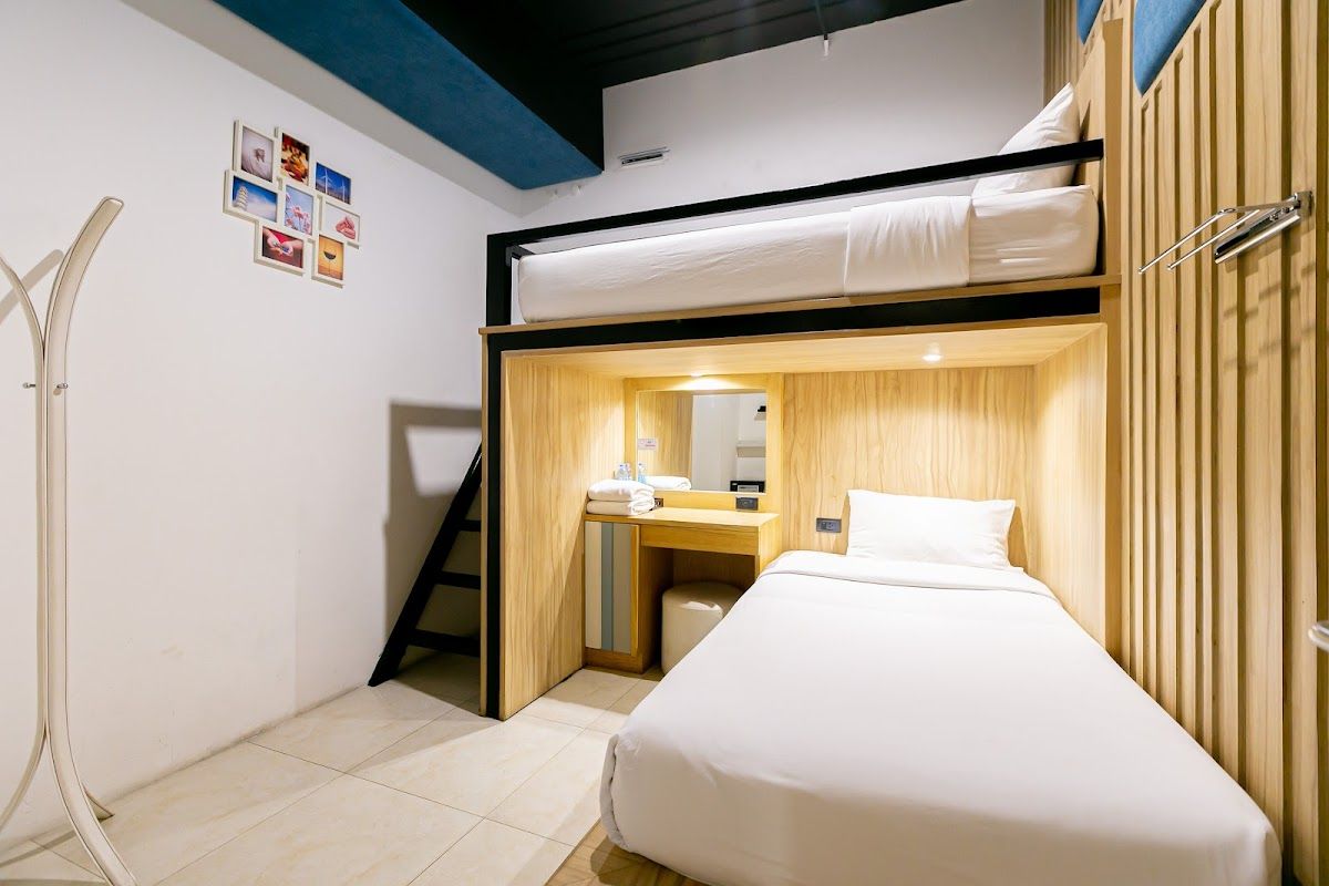 The Bedrooms Hostel Pattaya pool and grounds in Central Pattaya