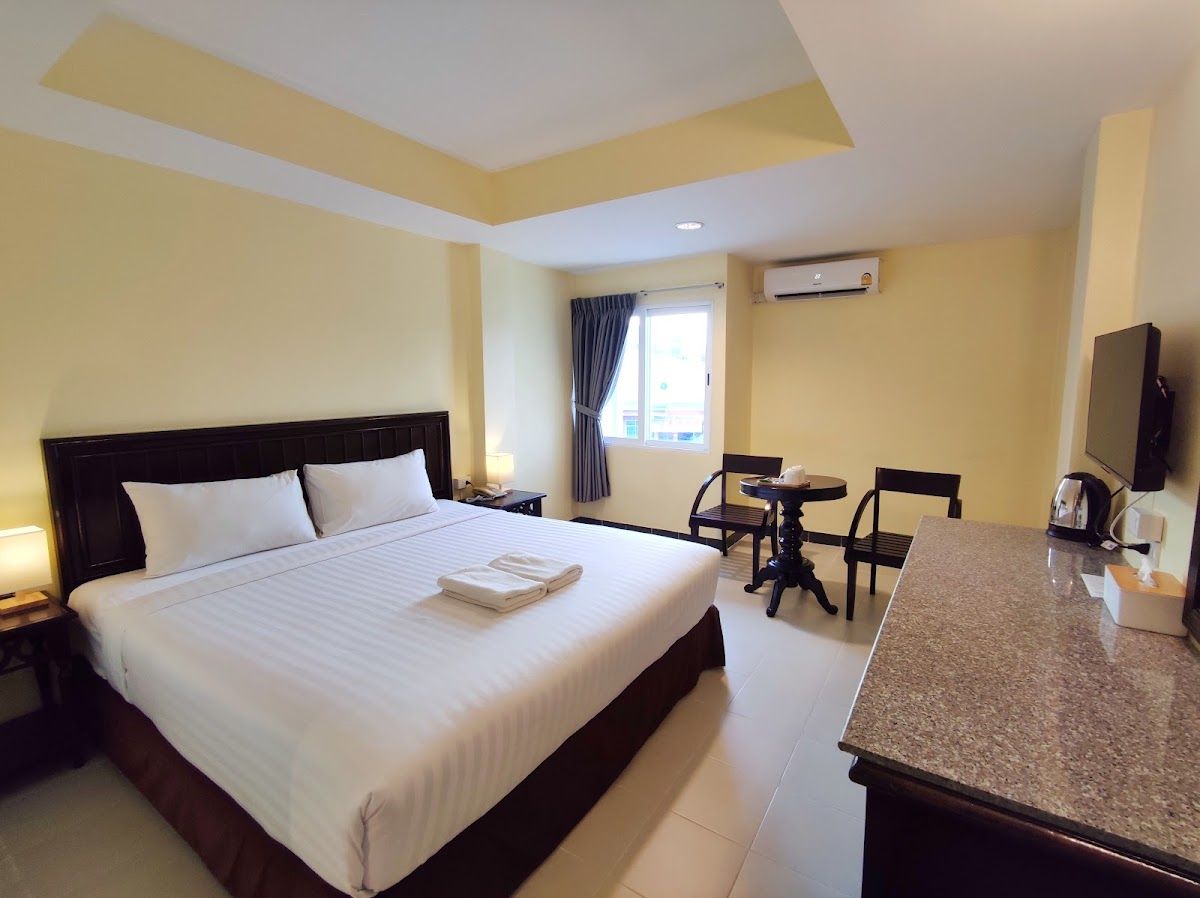 The Chanthong Residence and Hotel Pattaya pool and grounds in Pratumnak Hill