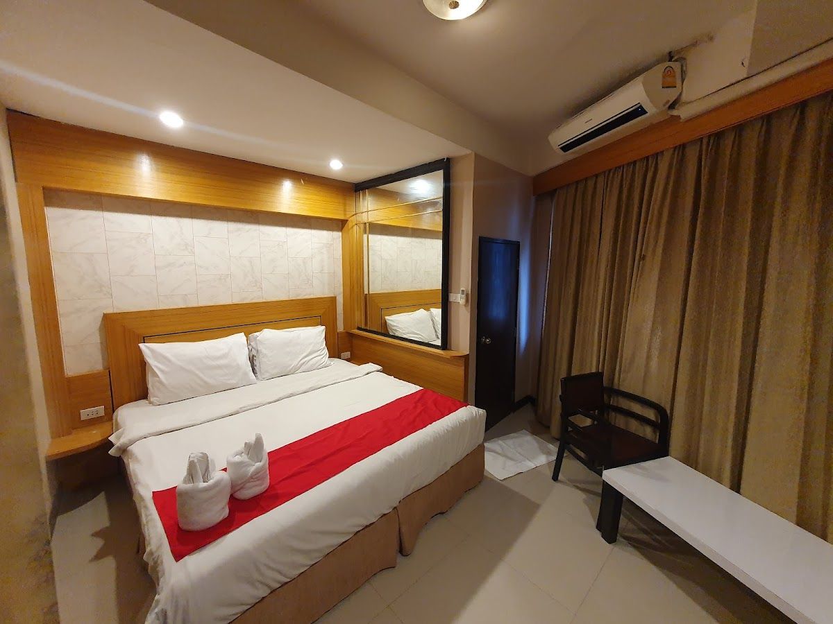 The ESSE Hotel Pattaya pool and grounds in Pratumnak Hill
