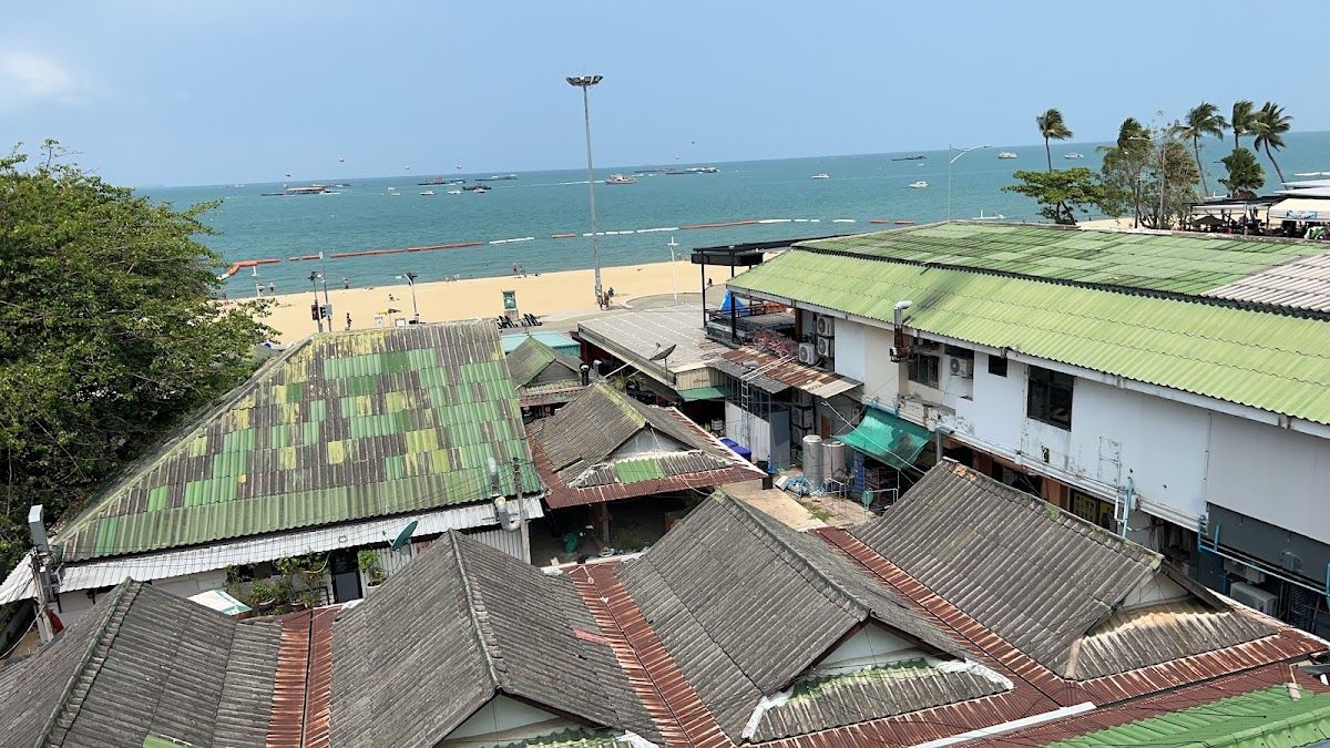 The Globe Hotel exterior in Central Pattaya